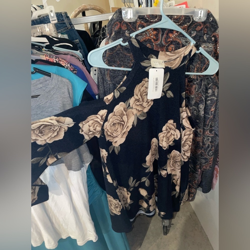 New With Tags Floral Knit boutique blouse *make offers*